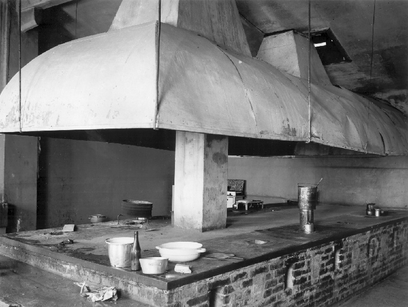 Stanza con focolaio, 1953 - Cucina degli alloggi in comune